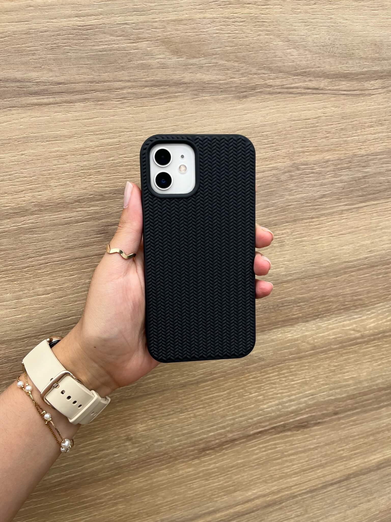 Case iPhone Trenzado Negro: Elegancia Texturizada y Agarre Seguro